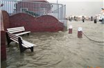 Bei Hochwasser ist es zuweilen ungemütlich, sich im Hafen aufzuhalten.