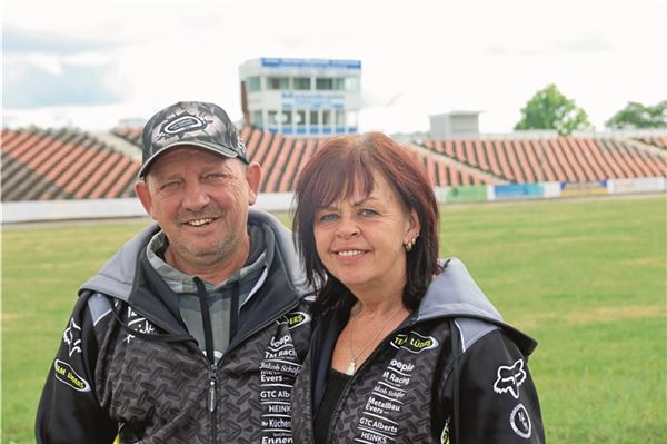 Bei ihnen läuft alles zusammen. Das Ehepaar Wiebke und Meik Lüders organisiert federführend das Pfingstrennen des MC Norden im Motodrom Halbemond. Foto: Theo Gerken