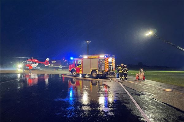 Bei Regen und Dunkelheit übte die Freiwillige Feuerwehr Norden auf dem Flugplatz in Norddeich bei einer fiktiven Notlandung eines Hubschraubers.