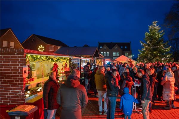 Marienhafe im Lichterglanz Bei schönstem Abendlicht die Weihnachtsstimmung genießen.