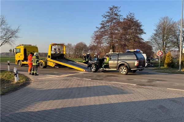 Straße mit Verkehrstoten: Zwei leicht verletzte Personen bei Verkehrsunfall in Großheide Beide Fahrzeuge mussten nach dem Zusammenstoß abgeschleppt werden.