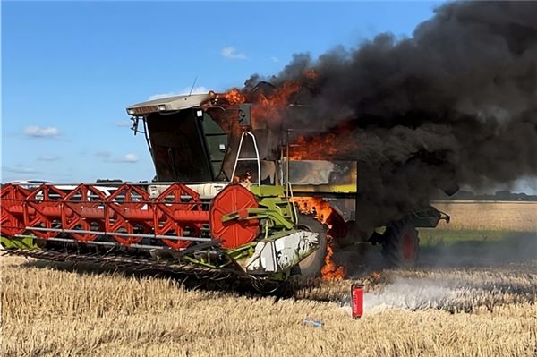 Beim Eintreffen der Feuerwehr stand der Mähdrescher bereits in Vollbrand. Foto: privat