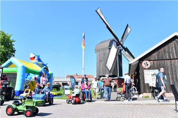 Mühlen im Norderland öffnen ihre Tore Beim Mühlentag an der Bockwindmühle Dornum ist immer viel los. Foto: Meret Edzards-Tschinke
