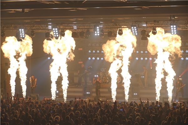 Beim „Stahlzeit“-Konzert in der Sparkassen-Arena kam wieder einmal jede Menge Pyrotechnik zum Einsatz. Foto: Werner Jürgens