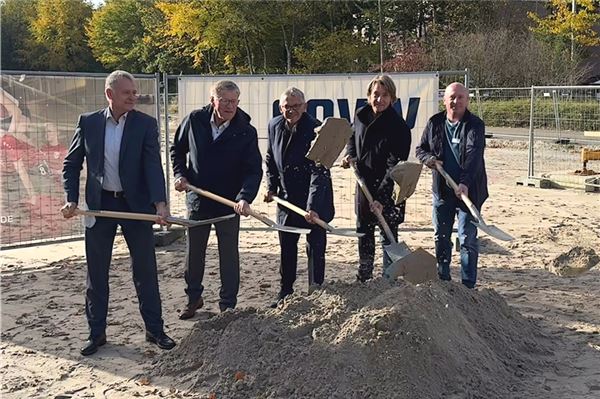 Beim symbolischen Baustart für die neue OOWV-Betriebsstelle Aurich greifen zum Spaten (von links): Michael Veh (Regionalleiter für den OOWV im Landkreis Aurich), Aurichs Bürgermeister Horst Feddermann, Landrat Olaf Meinen, OOWV-Geschäftsführer Karsten Specht und Dieter Henkel (Leiter der Betriebsstelle Aurich). Foto: Sonia Voigt/OOWV