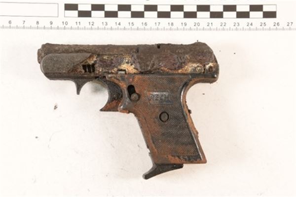 Magnetfischen kann zu großer Gefahr werden Beispielfoto einer aufgefundenen Waffe im Emder Gewässer.Foto: Polizei