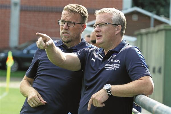 Bekannte Krummhörner Fußballgrößen. Im Sommer kehren André Popp (r.) als Cheftrainer und Stefan Mulder als Co-Trainer zum FC Loquard zurück. Sie werden von Martin Peters unterstützt. Foto: Johannes Müller