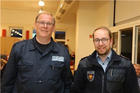 Benjamin-Vincent Müller, Ortsbrandmeister Uthwerdum der Freiwilligen Feuerwehr Südbrookmerland (rechts), und sein Vertreter Wolfgang Ihnen wurden für weitere sechs Jahre in ihren Ämtern bestätigt. Foto: Theo Gerken