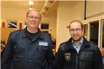 Benjamin-Vincent Müller, Ortsbrandmeister Uthwerdum der Freiwilligen Feuerwehr Südbrookmerland (rechts), und sein Vertreter Wolfgang Ihnen wurden für weitere sechs Jahre in ihren Ämtern bestätigt. Foto: Theo Gerken