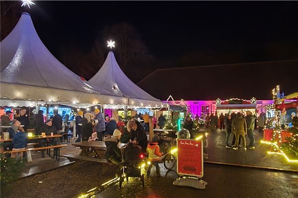 Bereits am Donnerstag war jede Menge los auf dem Weihnachtsmarkt: Die Besucher ließen sich die Leckereien an den Verzehrständen schmecken und der Handwerkermarkt im Innenbereich bot unzählige Geschenk- und Dekoideen. Fotos: Silvia Cornelius