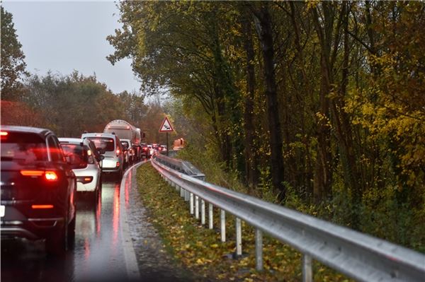 Bereits heute kommt es auf den Bundesstraßen im Landkreis Aurich immer wieder zu Staus. Foto: Nina Lehmann