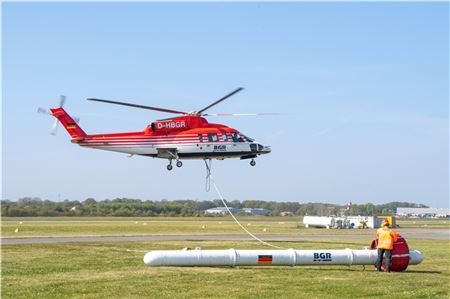 Bereits im Sommer waren die Hubschrauber mit der elektromagnetischen Flugsonde in Ostfriesland unterwegs, jetzt fliegen sie in den kommenden Wochen wieder und untersuchen das Grundwasser. Foto: Melissa Erichsen/dpa