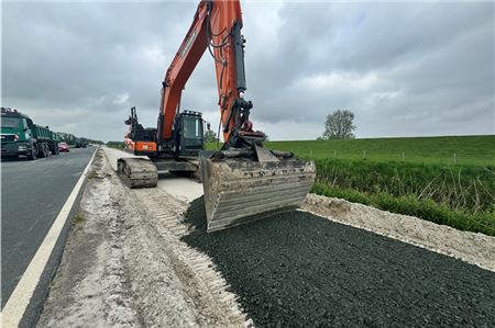 Bereits kurz vor dem Ziel: Der Bürgerradweg kurz vor Greetsiel.