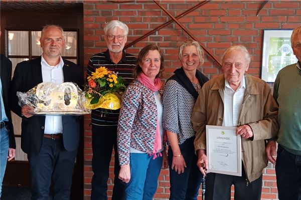 Bernd Fluß, Vorsitzender Imkerverein Dornum (v. l.), Thorsten de Buhr, Vorsitzender Kreisimkerverein Norden, Holger Rathmann, Anke de Vries, stellvertretende Vorsitzende Imkerverein Dornum, Hilke Ahrenholz, Wanderwartin Imkerverein Dornum, Hermann Rector und Erich Böhm, Schriftführer Imkerverein Dornum. Foto: privat