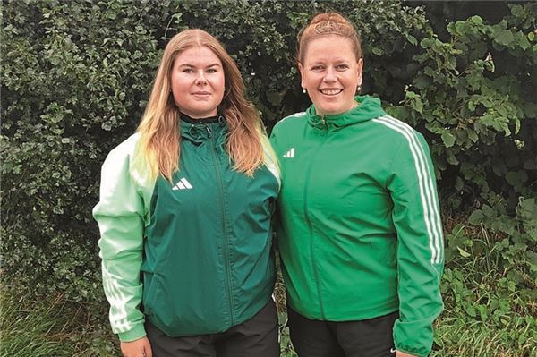Bestens vorbereitet. Anke Klöpper (r.) und Tomke Harms freuen sich auf das Abenteuer Irland. Foto: Wolfgang Böning