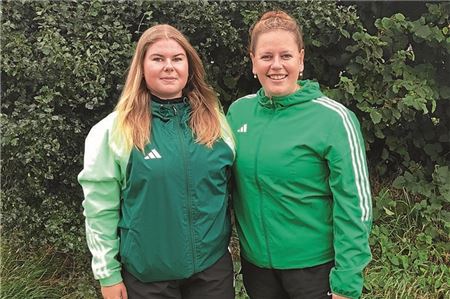 Bestens vorbereitet. Anke Klöpper (r.) und Tomke Harms freuen sich auf das Abenteuer Irland. Foto: Wolfgang Böning