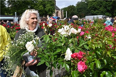 Bestes Wetter, prächtige Rosen und ein gut gelauntes Publikum: Der Rosenmarkt am Sonntag war ein Publikumsmagnet. Fotos: Ute Bruns