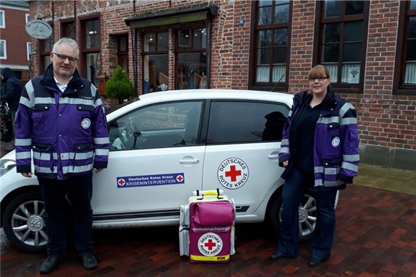 Betreuen Retter und Betroffene: In ihren lilafarbenen Jacken sind Jörg Helmers und Carina Geiken vom PSNV-Team als Kriseninterventionshelfer zu erkennen. 