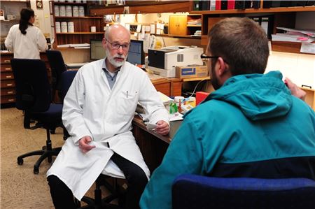 Bevor in den Apotheken getestet wird, gibt es erst einmal ein Vorabgespräch mit dem Aptoheker beziehungsweise mit dem Test-Durchführer. 