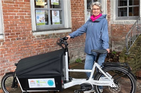 Bibliotheksleiterin Anke Czepul freut sich über das neue Lastenrad „Hannelore“, das ab Freitag direkt über die Bibliothek ausgeliehen werden kann. Foto: Stadt Norden