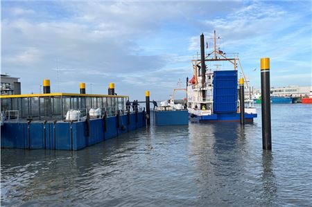 Ladeponton für E-Katamaran erreicht seinen Heimathafen Norddeich