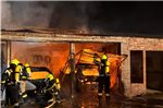 Großbrand in Leezdorf: Drei Autos zerstört – 100 Einsatzkräfte im Einsatz