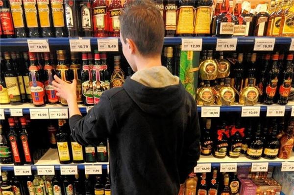 Minderjährige bekommt Alkohol in vier Fällen Minderjährige bekommt Alkohol in vier Fällen
