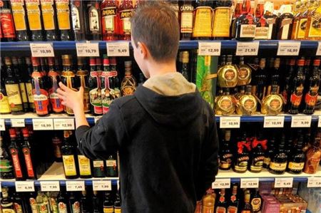 Minderjährige bekommt Alkohol in vier Fällen