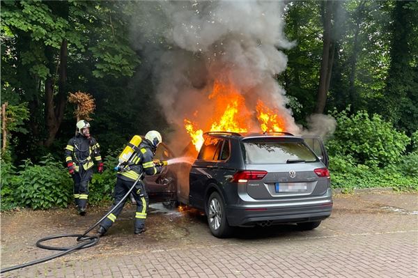 Hohe Flammen: Auto in Aurich brennt Hohe Flammen: Auto in Aurich brennt