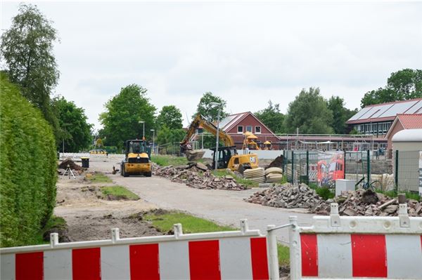 Sperrung am Adeweg in Osteel bis Ende September möglich – Bauarbeiten an neuer Parkplatzanlage laufe