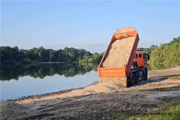 Kiessee Hage: 100 Kubikmeter Sand machen den Kurpark zum Urlaubsparadies Kiessee Hage: 100 Kubikmeter Sand machen den Kurpark zum Urlaubsparadies