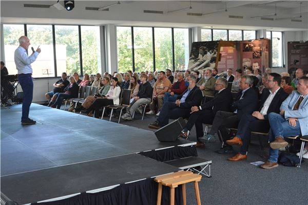 Norden erinnert mit Ausstellung in Berufsschule an die Tänzerin aus Auschwitz Norden erinnert mit Ausstellung in Berufsschule an die Tänzerin aus Auschwitz