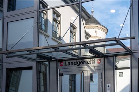 Nichte missbraucht: Ehepaar muss in Haft