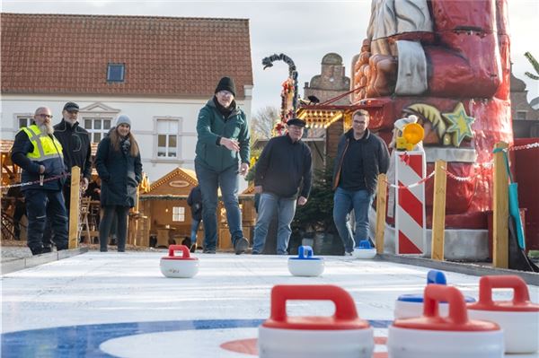 Bürgermeister eröffnet erstmals Eisstockbahnen zum Start der Nörder Wiehnacht