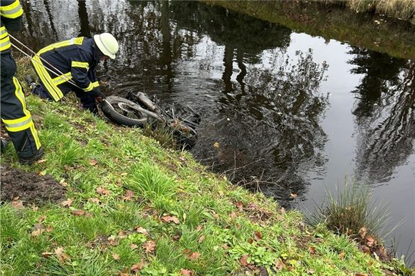 Feuerwehr holt Kraftrad aus Moordorfer Ringkanal
