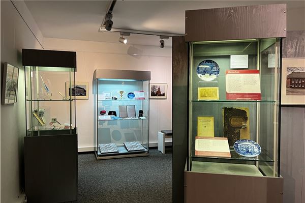 Stadtgeschichte auf Porzellan: Sonderausstellung im Teemuseum Norden