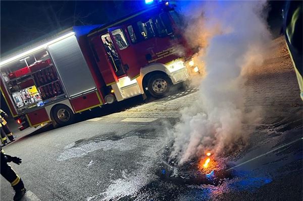Brennender Kanister zerstört Straße