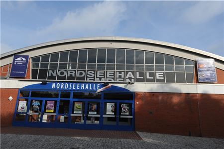 Die Nordseehalle: Eine leicht in die Jahre gekommenr Veranstaltungshalle in Emden. Jetzt hat die Stadt neue Ideen.