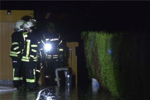 Starkregen in Dornum: Einsatzkräfte knietief im Wasser
