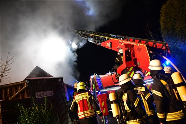 Familie rettet sich aus brennendem Haus in Upgant-Schott