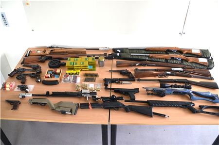 Polizei stellt Waffensammlung sicher