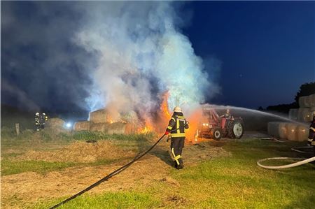 Brennende Heuballen führen zu Großeinsatz