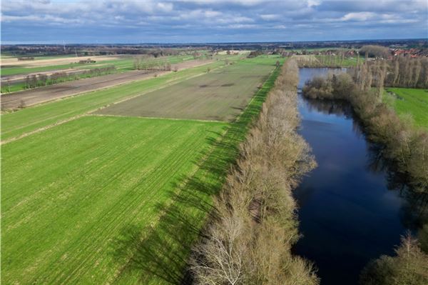 Überraschender Besuch im Brookmerland bringt Schwung in Sportplatzdebatte