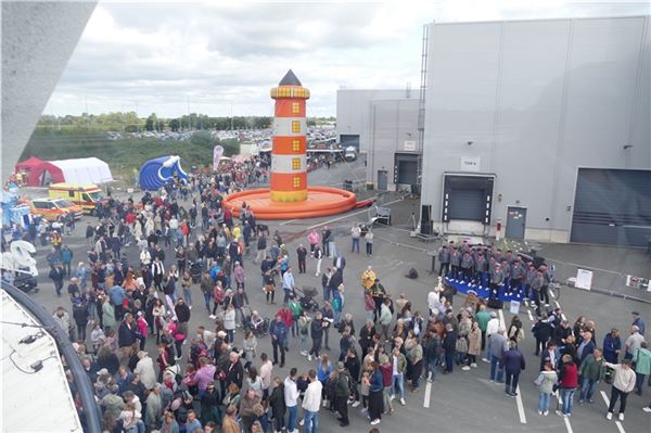 Rund 25 000 Besucher beim VW-Familienfest in Emden