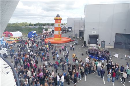 Rund 25 000 Besucher beim VW-Familienfest in Emden