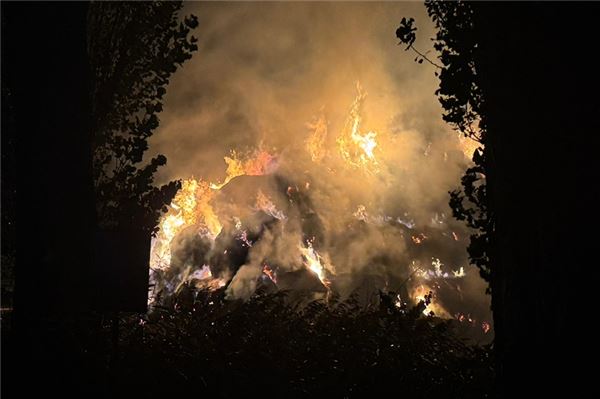 Über 100 Heuballen werden zum brennenden Inferno in Brookmerland