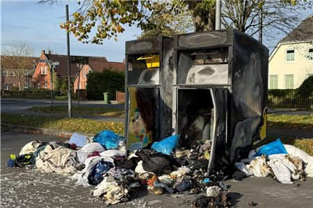 Ausgebrannte Altkleidercontainer