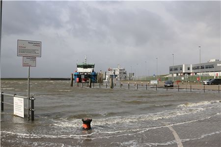 Bis zu eindreiviertel Meter über dem normalen Tidehochwasser lag der Pegel am Freitagmittag gegen 14 Uhr.