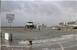 Bis zu eindreiviertel Meter über dem normalen Tidehochwasser lag der Pegel am Freitagmittag gegen 14 Uhr.