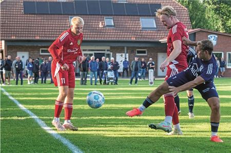 Bis zum Schluss dagegen. Der SV Hage (r. Julian Weiß) geht positiv gestimmt aus dem Pokal gegen Pewsum (l. Jannis Hempelmann, Mitte Marek Hinrichs) ins Liga-Heimspiel. Foto: Hinrich Saathoff